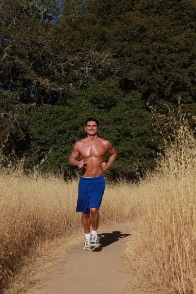 Yakışıklı adam dışarıda egzersiz yapıyor..