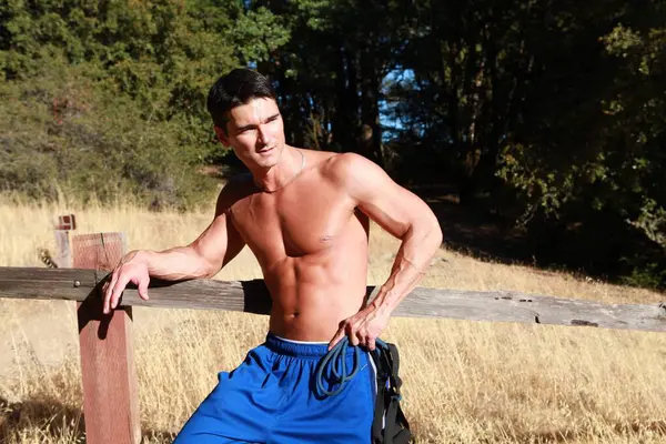 Yakışıklı adam dışarıda egzersiz yapıyor..
