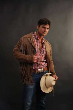 Seksi kovboy fotoğraf için poz veriyor..