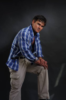 sıcak adam fotoğraf için poz.