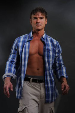 sıcak adam fotoğraf için poz.