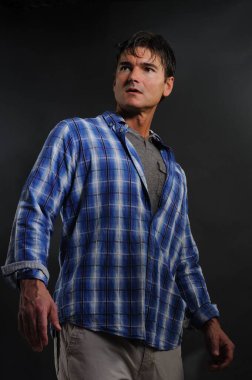 Seksi kovboy fotoğraf için poz veriyor.. 