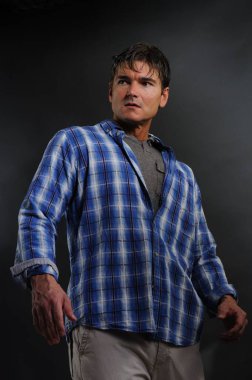 Seksi kovboy fotoğraf için poz veriyor.. 