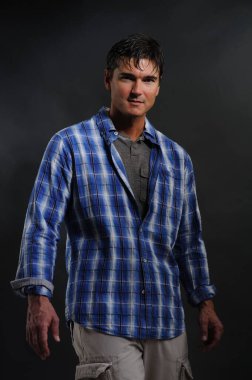 Seksi kovboy fotoğraf için poz veriyor.. 