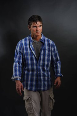 Seksi kovboy fotoğraf için poz veriyor.. 