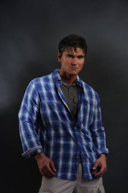 Seksi kovboy fotoğraf için poz veriyor.. 