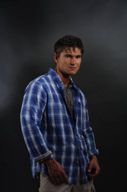 Seksi kovboy fotoğraf için poz veriyor.. 