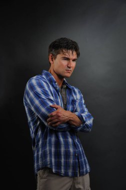 Seksi kovboy fotoğraf için poz veriyor.. 