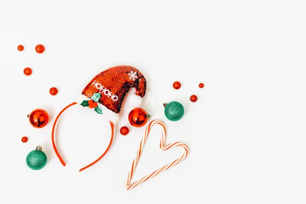 Red Christmas Stirnband Mit Niedlichen Roten Weihnachtsmütze Und Dekorationen Auf — Stockfoto