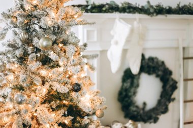 Noel ağacı ve şömineli Noel arkaplanı