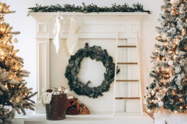 Noel ağacı ve şömineli Noel arkaplanı