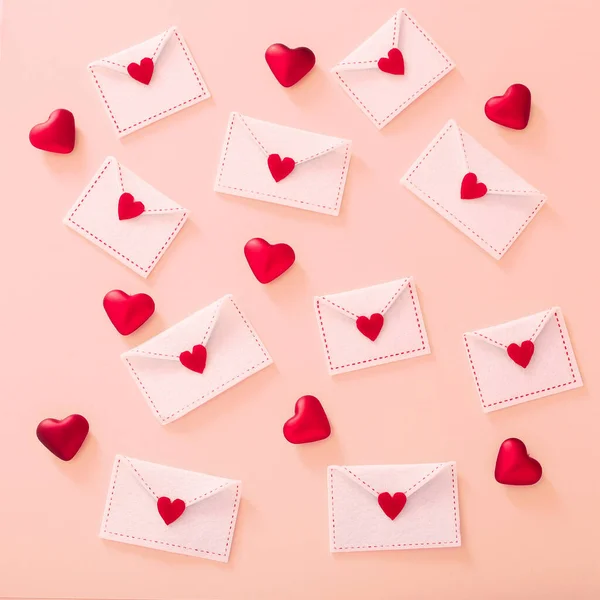 Λευκοί Φάκελοι Τσόχινα Κόκκινες Καρδιές Ανοιχτό Ροζ Φόντο — Φωτογραφία Αρχείου