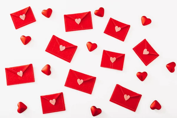 Beyaz Zemin Üzerinde Kırmızı Kalpler Olan Birçok Hissedilmiş Zarf — Stok fotoğraf