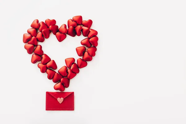 Stort Hjärta Gjort Små Röda Hjärtan Och Kände Kuvert Vit — Stockfoto