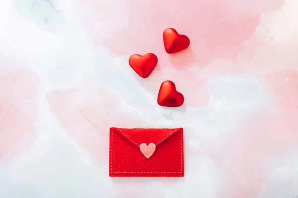 Войлочный Конверт Красными Сердцами День Святого Валентина Цветном Фоне — стоковое фото