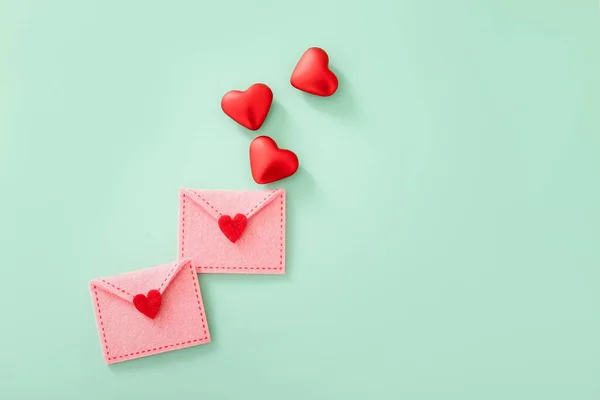 Renkli Arkaplanda Sevgililer Günü Için Kırmızı Kalpli Zarflar Vardı — Stok fotoğraf