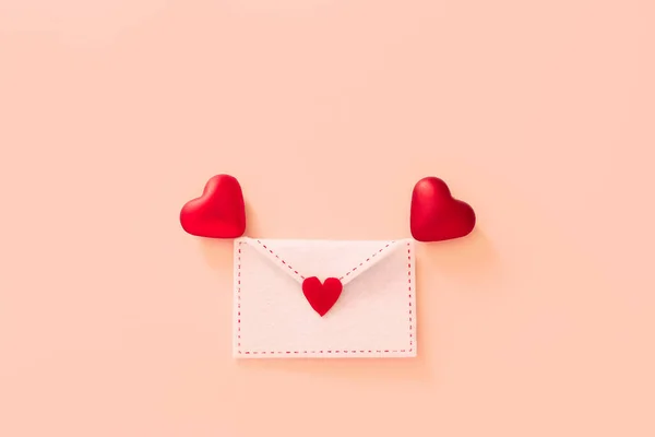 Renk Arkaplanında Sevgililer Günü Için Kırmızı Kalpler Olan Bir Zarf — Stok fotoğraf