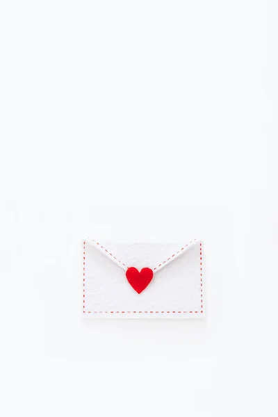 Beyaz Arkaplanda Kırmızı Kalbi Olan Keçeli Zarf Boşluğu Kopyala — Stok fotoğraf