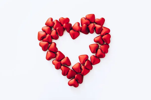Μεγάλη Καρδιά Από Μικρές Κόκκινες Πλαστικές Καρδιές Λευκό Φόντο — Φωτογραφία Αρχείου