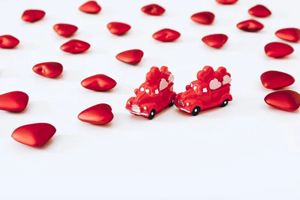 Μινιατούρα Κόκκινα Αυτοκίνητα Και Κόκκινες Καρδιές Λευκό Φόντο Ημέρα Του — Φωτογραφία Αρχείου