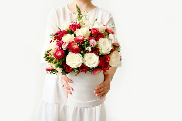 Schöner Blumenstrauß Als Geschenk Weiblichen Händen — Stockfoto