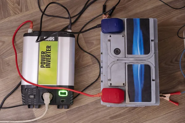 Der Wechselrichter Ist Mit Der Autobatterie Verbunden Blekaut Der Ukraine — Stockfoto