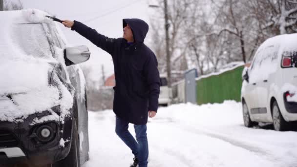 Hombre Quita Nieve Coche Con Cepillo Enfoque Selectivo — Vídeos de Stock