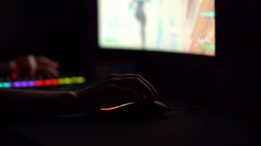 Oyun profosyonel klavyesine yakın çekim ve fare rgb cevheri oyun oynar. 