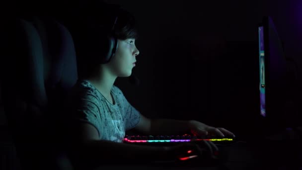 Menino Olha Para Monitor Joga Jogo Cibernético Computador Noite — Vídeo de Stock