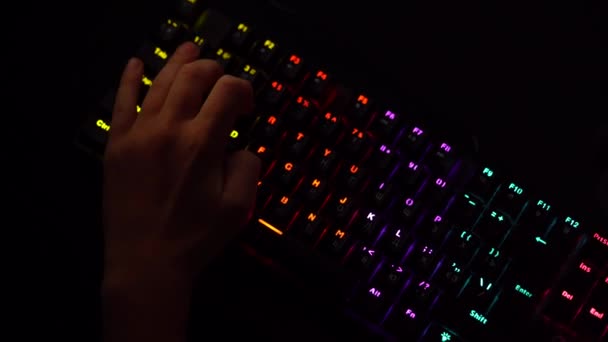 Мальчики Руками Нажимают Кнопки Красочной Профессиональной Игровой Клавиатуры Киберспорта — стоковое видео