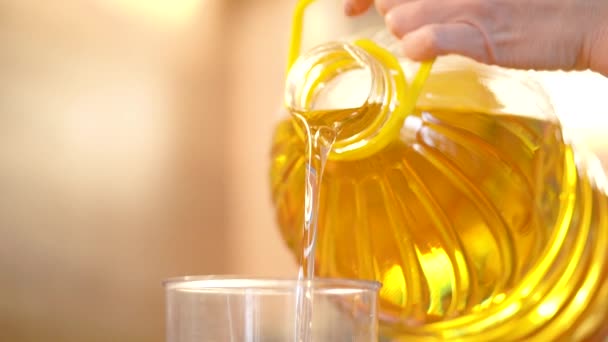向日葵油从大瓶流入搅拌器碗 蛋黄酱的配制 — 图库视频影像