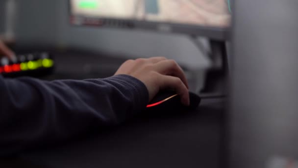 ゲーマーは ネオンバックライト サイバースポーツでゲームマウスをクリックします — ストック動画