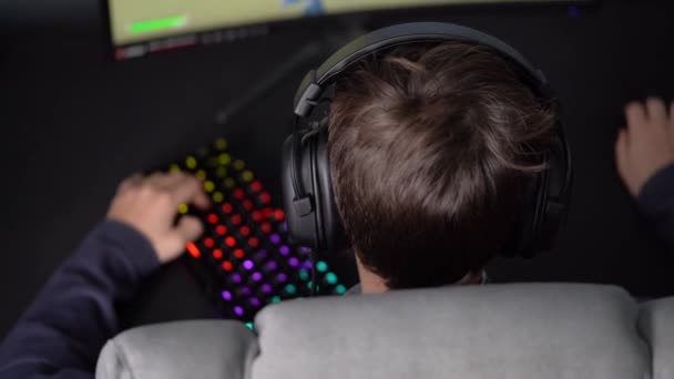 Εφηβικό Αγόρι Φορώντας Ακουστικά Καρέκλα Παίζοντας Βιντεοπαιχνίδι Στο Σπίτι Cybersport — Αρχείο Βίντεο