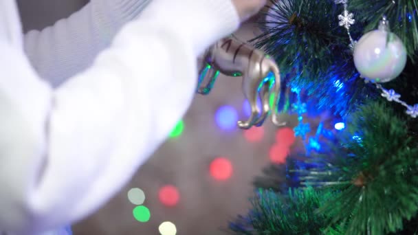 Χέρι Διακοσμεί Χριστουγεννιάτικο Δέντρο Παιχνίδι Σχήμα Τίγρη Νέο Έτος 2023 — Αρχείο Βίντεο