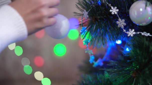 Kinderhand Schmückt Die Weiße Kugel Weihnachtsbaum — Stockvideo