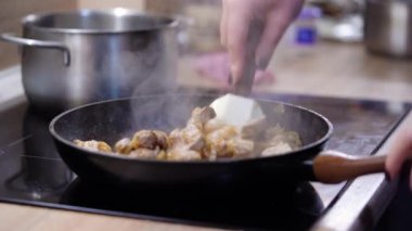 Et, mutfaktaki elektrikli ocakta kızartma tavasında kızartılır.. 