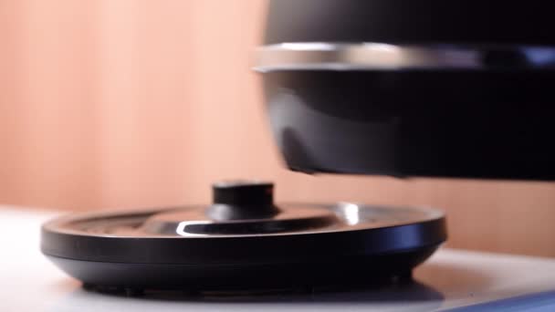 Электрический Чайник Помещается Базу Человек Руки Включает Кнопку — стоковое видео