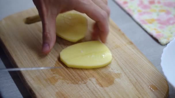 Mens Hands Cut Potatoes Knife Thin Slices Cutting Board — Vídeo de Stock
