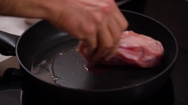 ステーキ 骨の上に肉をフライパンに入れて炒める — ストック動画