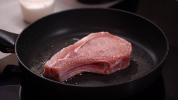 Steak Meat Bone Cooked Frying Pan Hisses Oil Time Lapse — Stockvideo