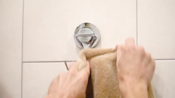 Mens Hands Broadcast Towel Hook Hanging Bathroom — Vídeo de Stock