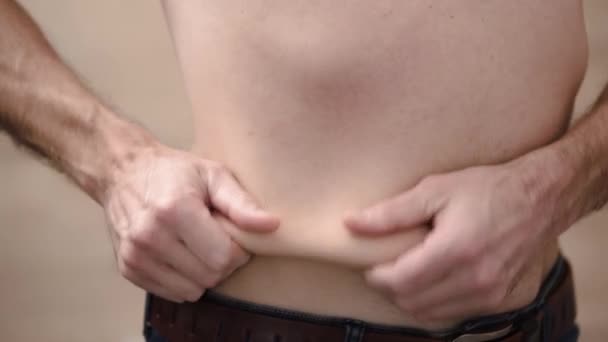 Hombre Sostiene Pliegues Grasa Estómago Con Sus Manos Vuelve Hacia — Vídeos de Stock