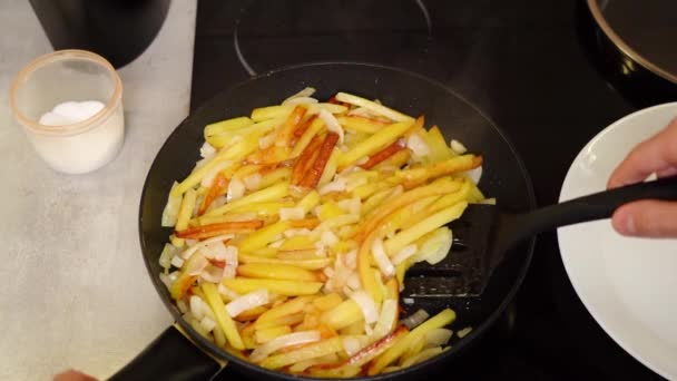 Mans Hand Turns Roast Potato Spatula Frying Pan Stove — 비디오