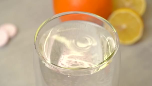 Mans Mão Lança Efervescente Vitamina Vidro Água Bolhas Subir — Vídeo de Stock