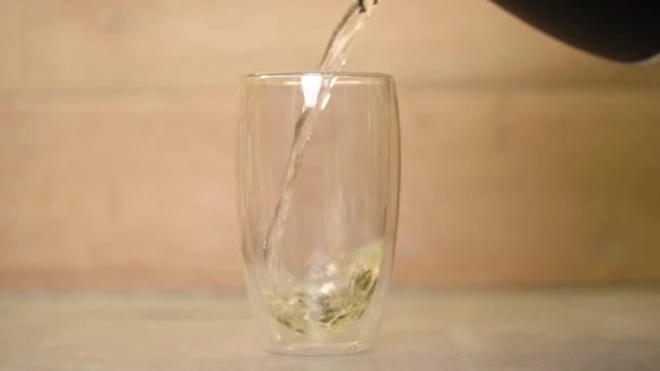 Kokande Vatten Rinner Från Vattenkokare Till Glas Teblad Sedan Snabbt — Stockvideo