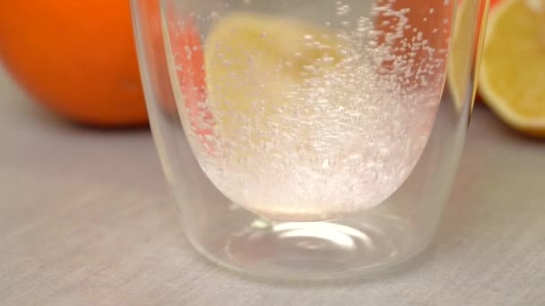 Ефективний Вітамін Потрапляє Склянку Висхідних Бульбашок Води Крупним Планом — стокове відео