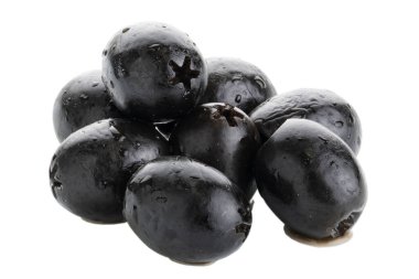 Beyaz arkaplanda izole edilmiş siyah zeytin grubu. 