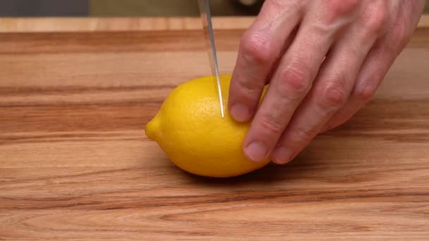 Les Mains Des Hommes Tiennent Citron Jaune Coupent Tranches — Video