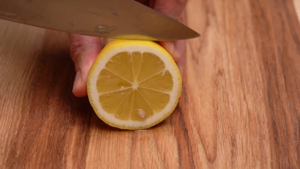 男性の手は黄色のレモンを保持し スライスにレモンをカット — ストック動画