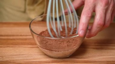 Erkekler cam bir kasede suda çırpılmış kakao ile karıştırılır.. 